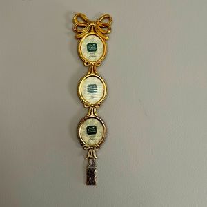 Vintage Bombay Bow Ribbon 3 hanging wall frame